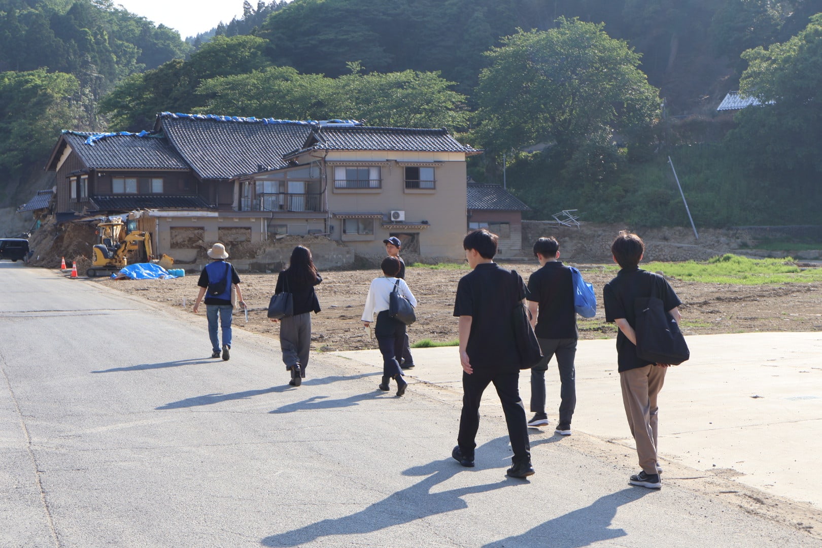 被災地を歩く人々