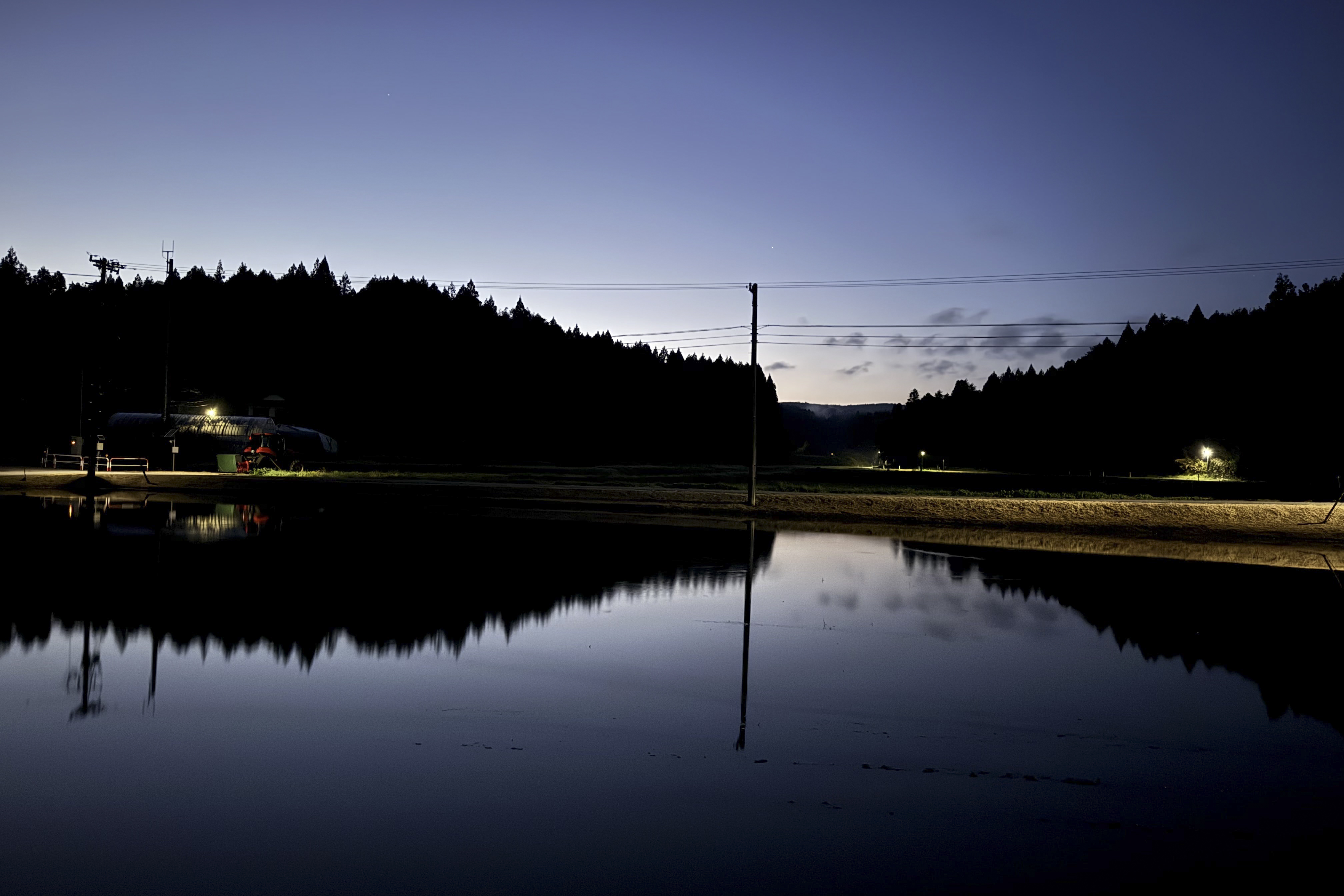 夜の湖畔風景