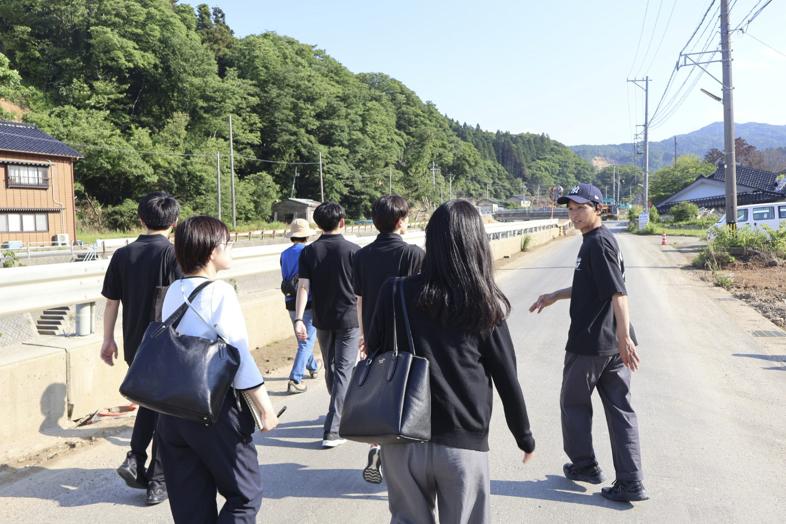 道を歩く講座参加者たち